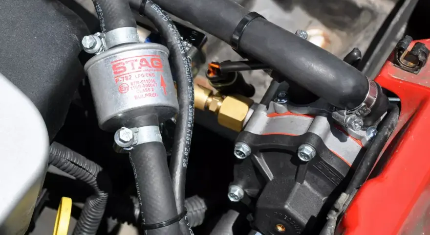 Widoczny na zdjęciu reduktor gazu STAG F-782 LPG/CNG ma uszczelkę, która zapewnia szczelność instalacji.